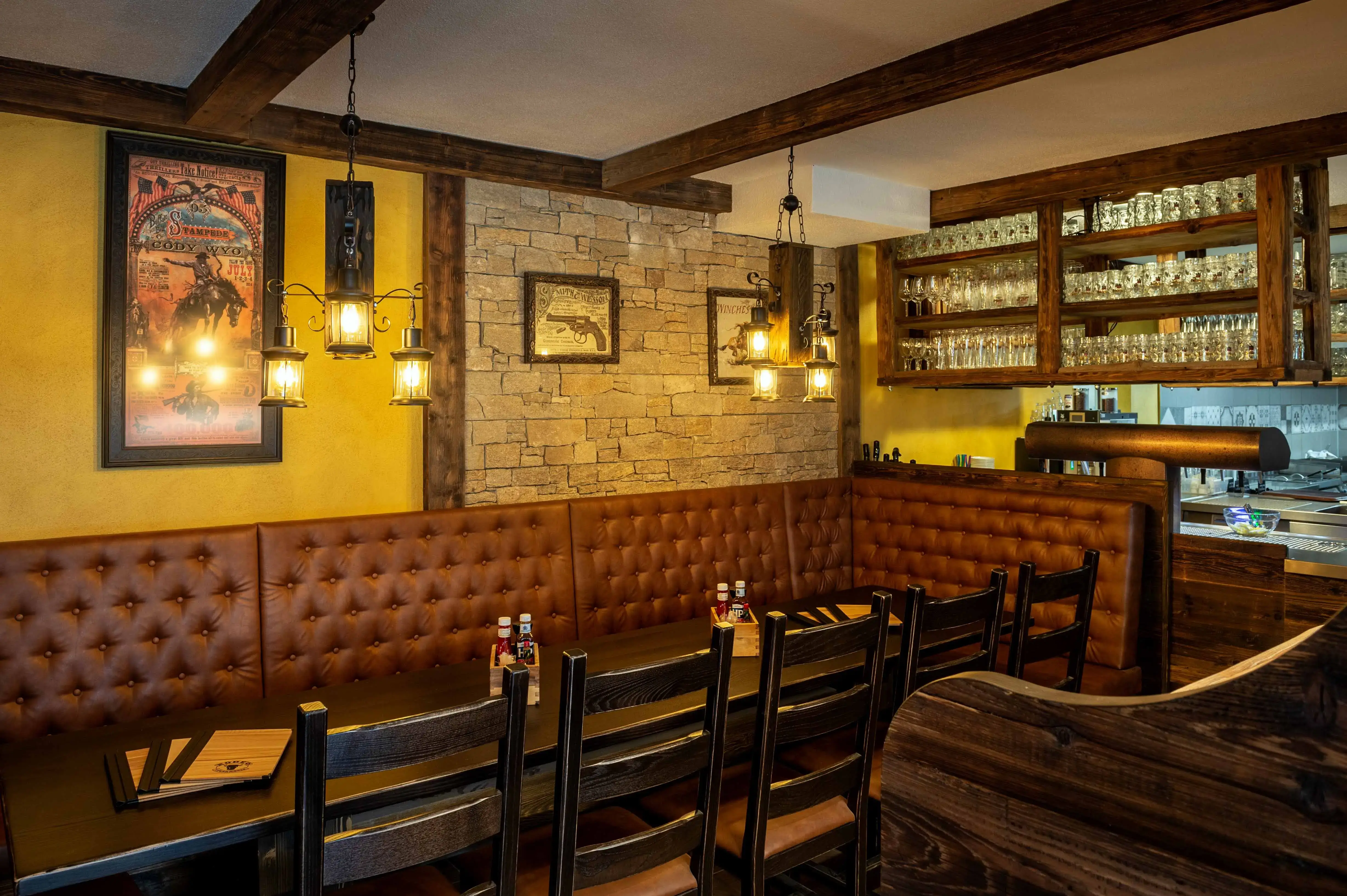 Freundliche Kellnerin serviert Essen