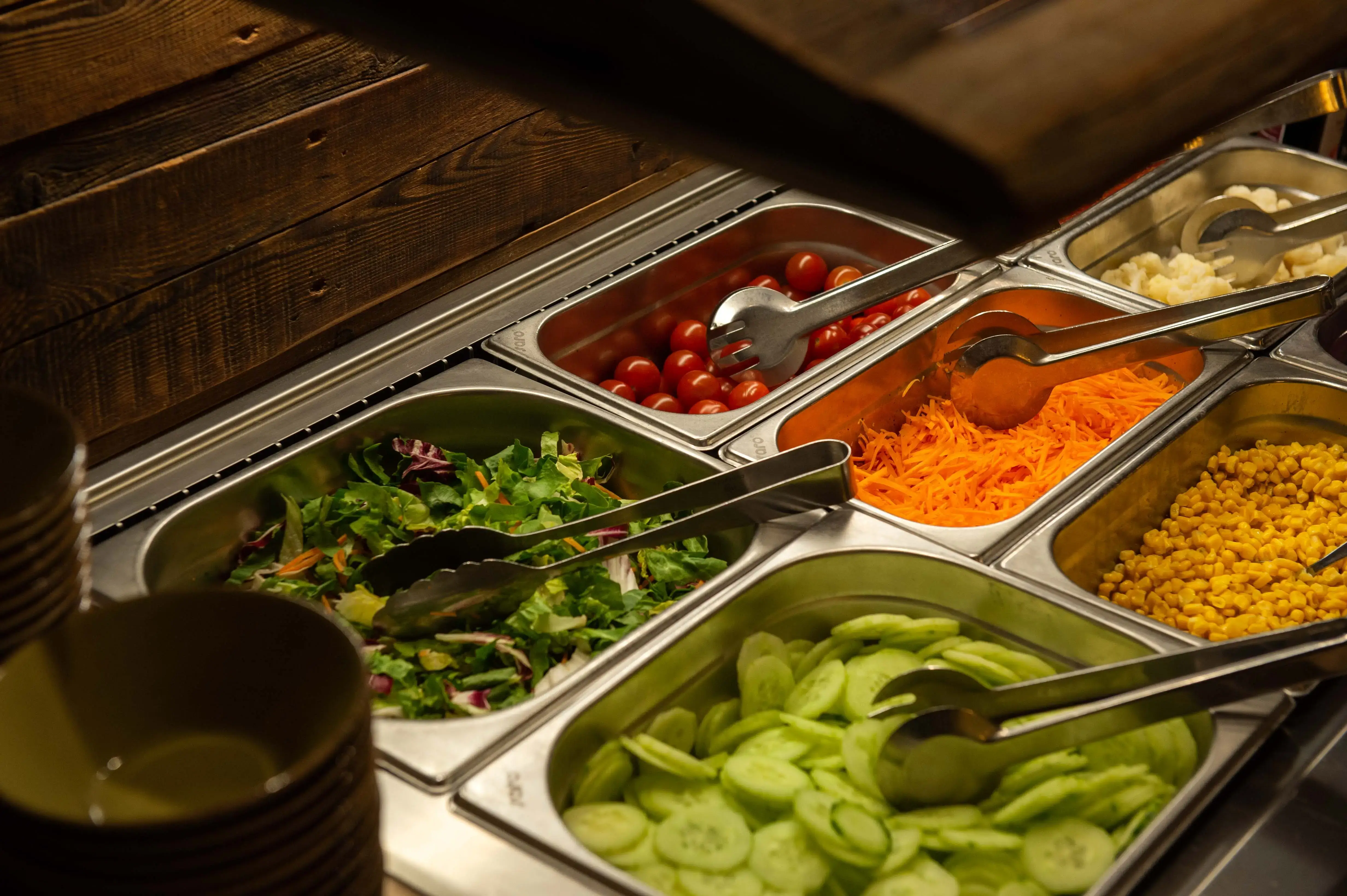 Blonde Bedienung bringt Aperitif